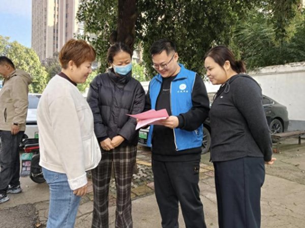 牛金宝配资 清晨播撒惜粮种子, 网格员带动居民共护“粮心”